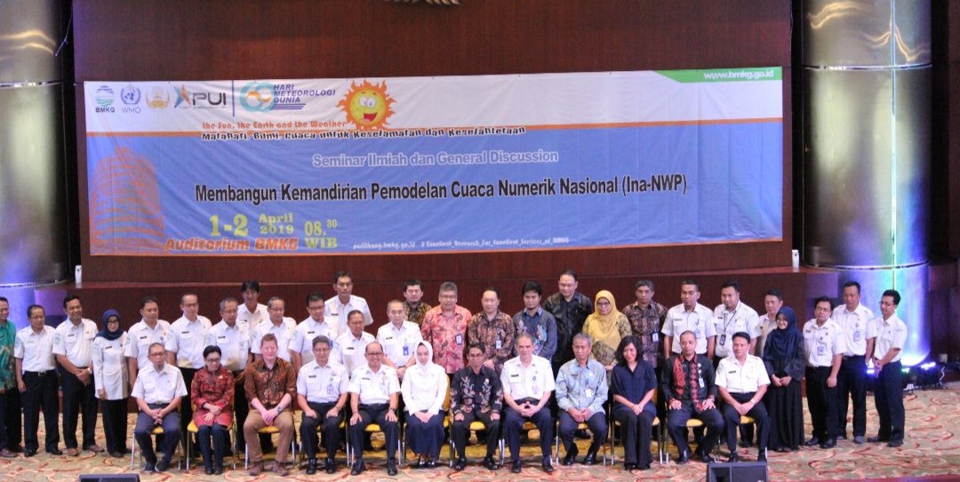 UKinIndonesia's tweet image. The🇬🇧 through @NewtonFund #WCSSP supports the development of early warning systems⚠for natural disasters to save lives. To mark the 69th World Met Day,@metoffice scientist Jon Petch spoke in @infoBMKG's event as 🇮🇩 aims to develop Indonesia Numerical Weather Prediction (Ina NWP)