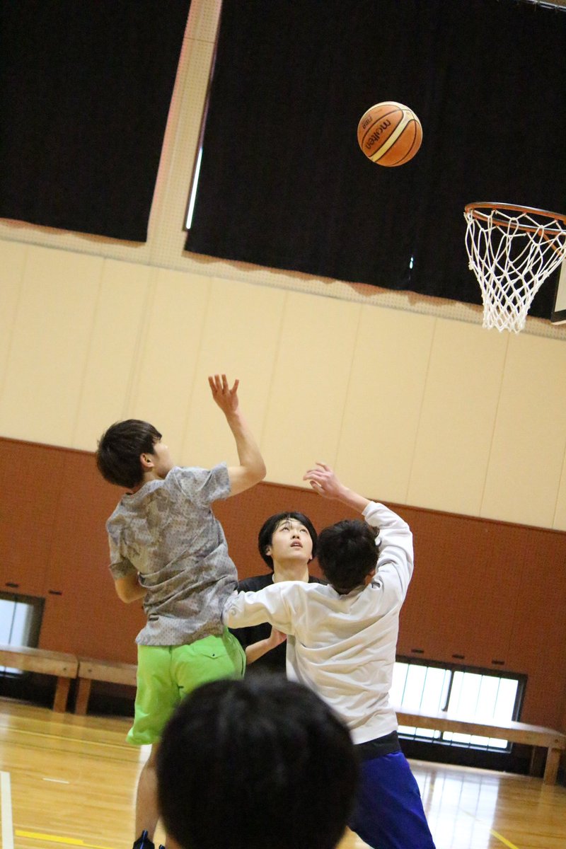 7fukujin_ksu's tweet photo. ○4月3日
○15時〜19時
○下京区地域体育館
で、サークルがあります🏀
新入生の方も参加OK！
当日は
○大学〜コース
○京都駅横ファミマコース
に分かれて案内します🙋
3日に大学に来て七福神に興味がある人
バスケの準備をお忘れなく✌🏻
詳細は追ってツイートします😁
#春から京産 #バスケサークル https://t.co/dcRYp6K7Gm