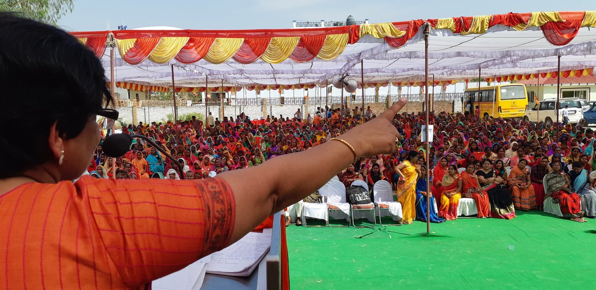VijayaRahatkar's tweet photo. अमेठी में विजय संकल्प सम्मेलन मे मेरा सम्बोधन: 

"तीन बार सांसद बनने के बाद भी वो पीठ दिखा के चले,लेकिन हारने के बाद भी @smritiirani जी ने ��मेठी के साथ रिश्ता बनाया। 

इसलिए कहतीं हूं,
मोदी-योगी जी का नाम चलेगा
स्मृति जी का काम चलेगा
नामदार-कामदार लढाई मे
अमेठी में इतिहास बनेगा।" https://t.co/irV60blTgY