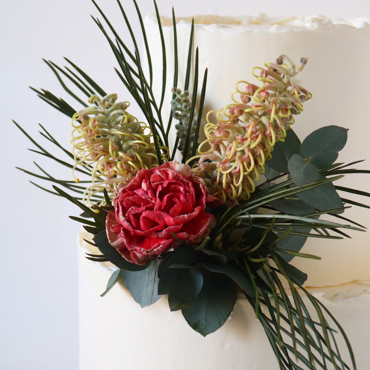 Loving the tropical vibes of this wedding cake ✨