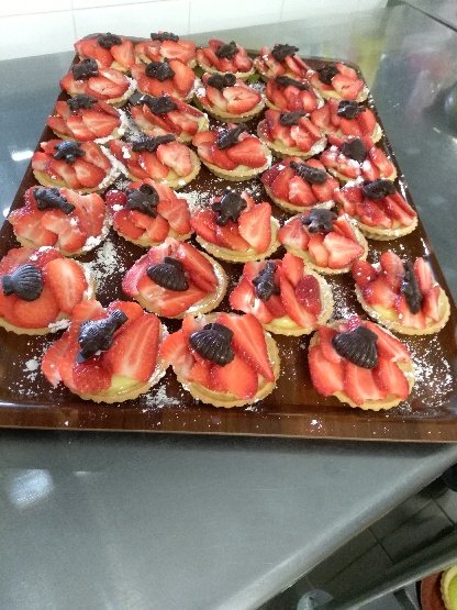 SylvieDietHyg's tweet photo. Dessert surprise pour nos convives de l'école de #Menilles pour le 1er avril merci à #Convivio Agnès et Véronique https://t.co/HQ5xpPgh4P