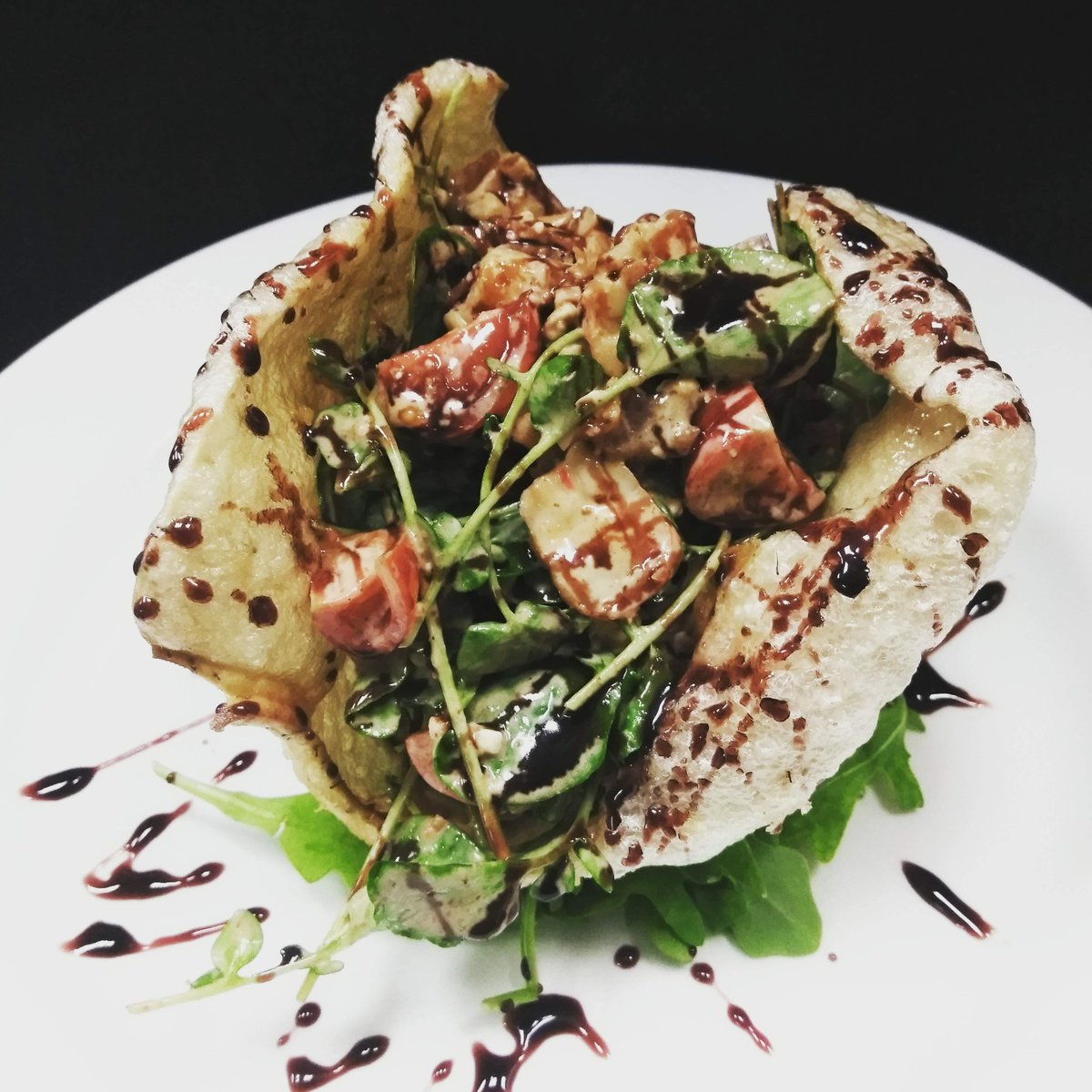 Hamthropology's tweet photo. Jason Lewis at @MondoItalianKit prepared a simple blackened shrimp, gorgonzola, bacon, cherry tomato, red onion &amp; watercress salad tossed in a creamy citrus mint vinaigrette, finished with a red wine reduction in a #Hamthropology Registered Ossabaw Island Pork rind bowl. https://t.co/JKRjW0x0jM