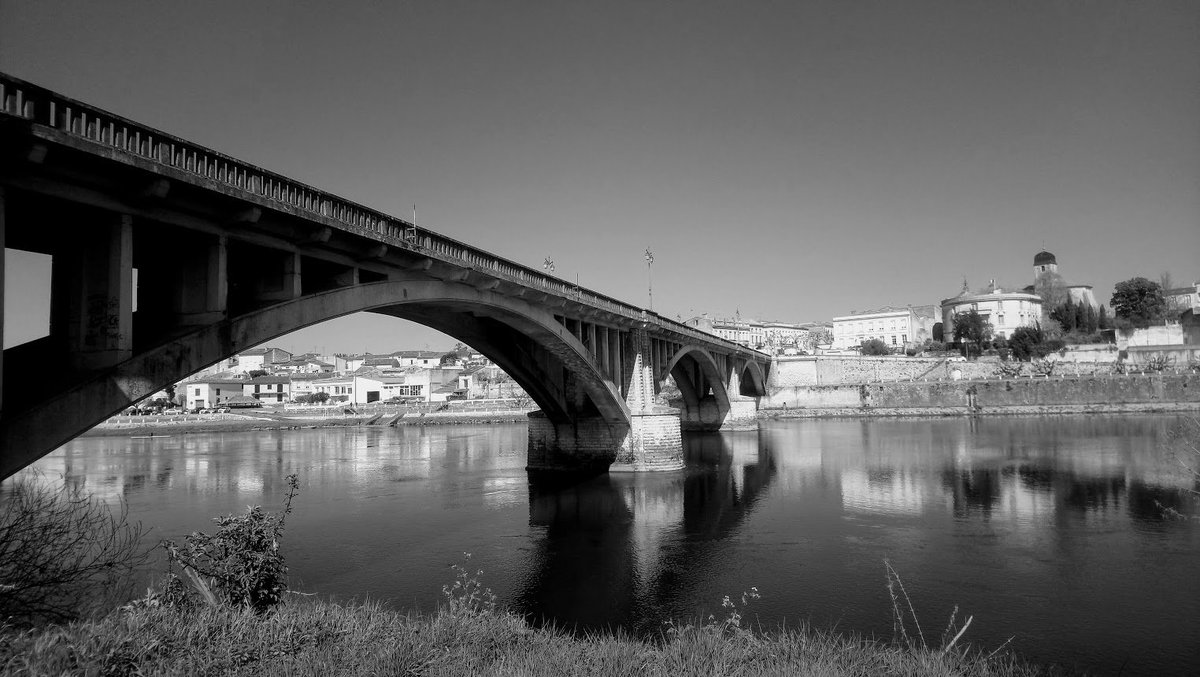 GirondeBikes's tweet photo. The bridge over the river taking you in to the busy town of Castillon la Bataille. https://t.co/90RrSu1mWQ