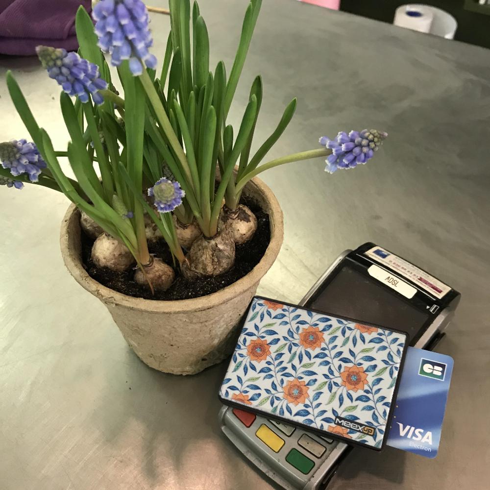 Célébrez la nouvelle saison avec des fleurs de printemps. 
Porte-cartes modèle "Flowers". 🌸

Disponible sur Amazon ➡️ amzn.to/2IT7cxL
Plus d'infos : meex-up.com

Existe en 2, 4 ou 6 cartes.

#antipiratage #antiRFID #madeinFrance