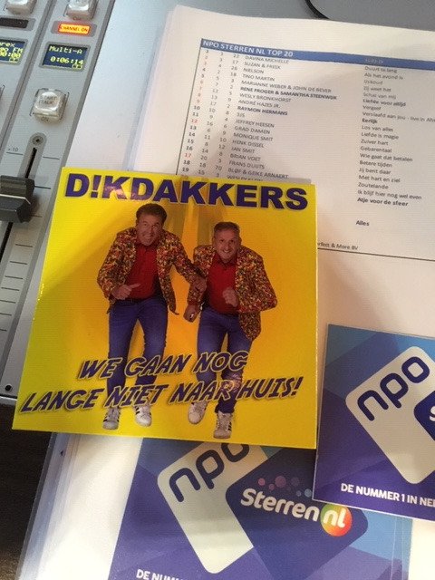 Vanmiddag in premiere! De nieuwe single van de Dikdakkers! Uit Je Dak Of In De Prullenbak? Vanaf 4 uur NPO Sterren NL Radio! In de Jan Paparazzi Show!