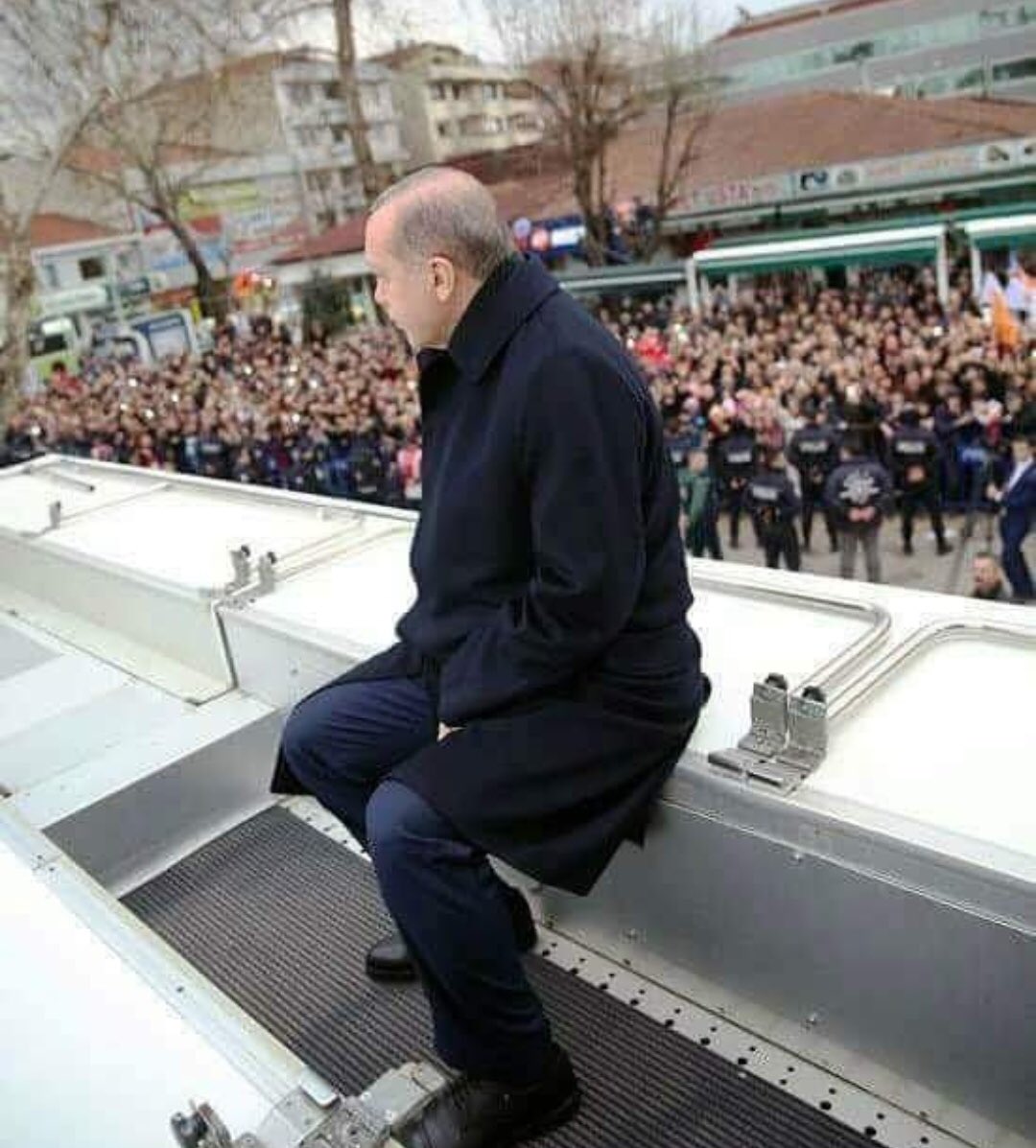 joshqune's tweet image. Akepelilerin üzmekten imtina etmediği yalnız adam...

#AllahUzunÖmürVersinReis
Seni ve bu milleti bu ikbal ve menfaat peşindeki haris akepelilerin elinden ve şerrinden korusun...
@RT_Erdogan