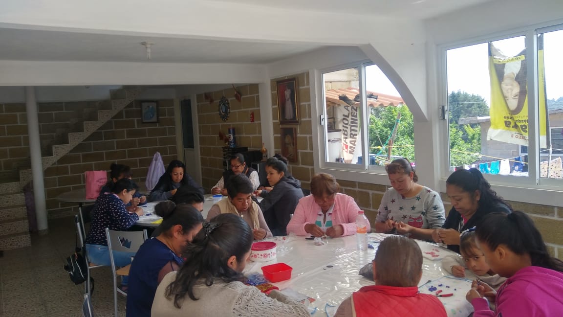 Karly_Cast_23's tweet photo. Clausura del curso de Bisutería, acciones para introducir a las mujeres en la activación económico de sus comunidades. 💖💖👌 #Jilotzingo
#Salariorosa 
#Desicionesfirmes https://t.co/gKJ0AWTaS4