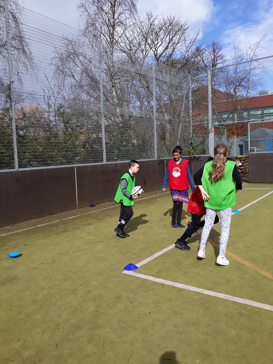 QuarryBraePri's tweet image. Last activity before lunch with help from volunteers from @clydecollegecardonald and additional opportunity for work experience with @UTD_Sports #learningpartnerships