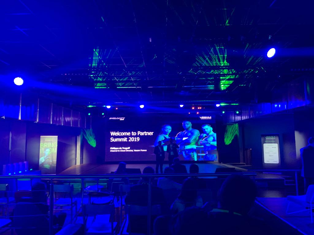 NetAppFrance's tweet photo. . @NetAppFrance est sponsor du #VeeamPartnerSummit qui se déroulait ce matin.
C'était également l'occasion pour @sdecarpe de proposer une présentation revenant sur notre alliance avec Veeam.
Un grand merci aux présents, et à @Veeam_Fr bien évidemment! https://t.co/XbhCbxtRIA