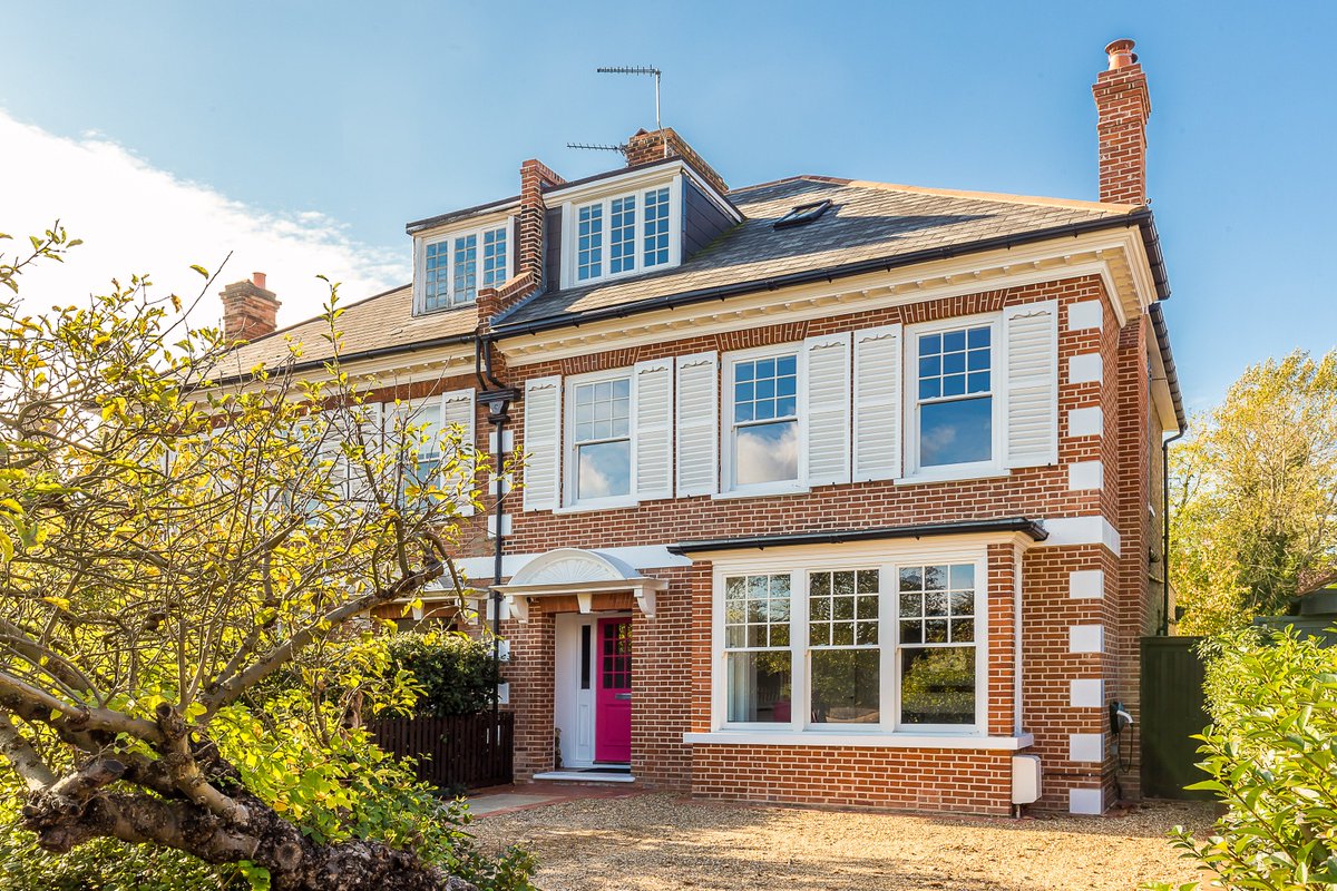 On the market for £2,000,000 and situated on Alleyn Park with the lovely views of Dulwich College. This beautifully refurbished 4 bedroom semi-detached house is now UNDER OFFER! #Dulwich #dulwichproperties #dulwichvillage #underoffer
