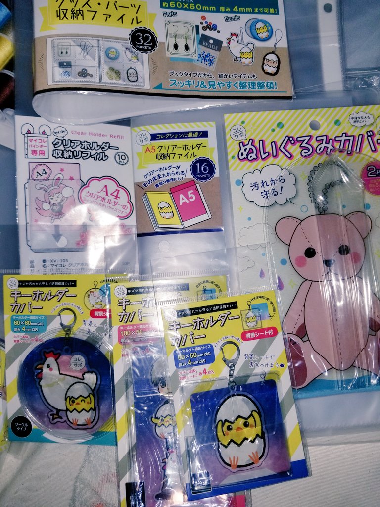 るかぽん 毎日マンガ更新中 次の新刊は健康ネタ本 5月コミティア え24 キャンドゥがオタクグッズ収納アイテムに本気出してた クリアファイル収納ホルダーは既存のa4に加えてバインダー式とa5サイズが登場 アクキーや缶バッジ収納用