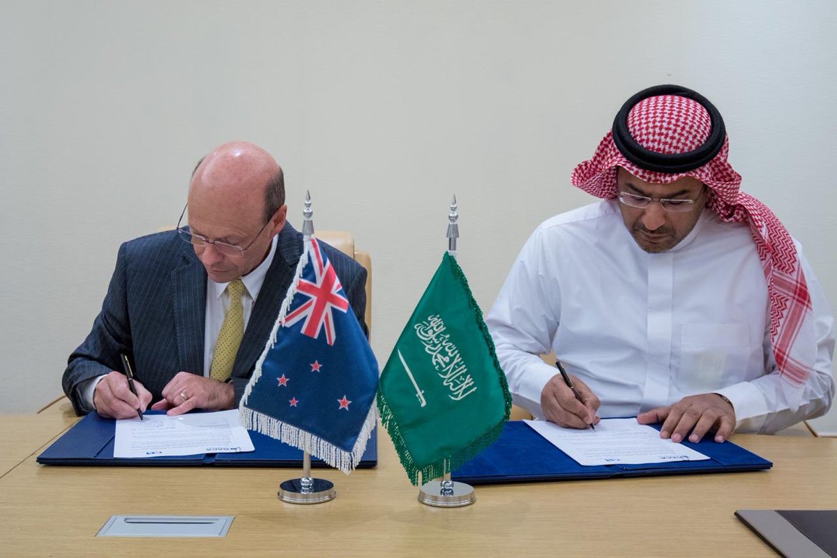 ksagaca's tweet image. على هامش #مؤتمر_الطيران_المدني_الدولي في الرياض؛ أ. ياسر المعيوف، مساعد الرئيس لمعايير الطيران في هيئة #الطيران_المدني، وجون كاي، نائب الرئيس التنفيذي في هيئة الطيران المدني النيوزيلندية يوقعان خطاب نوايا للاعتراف بشهادات وتراخيص الأفراد.