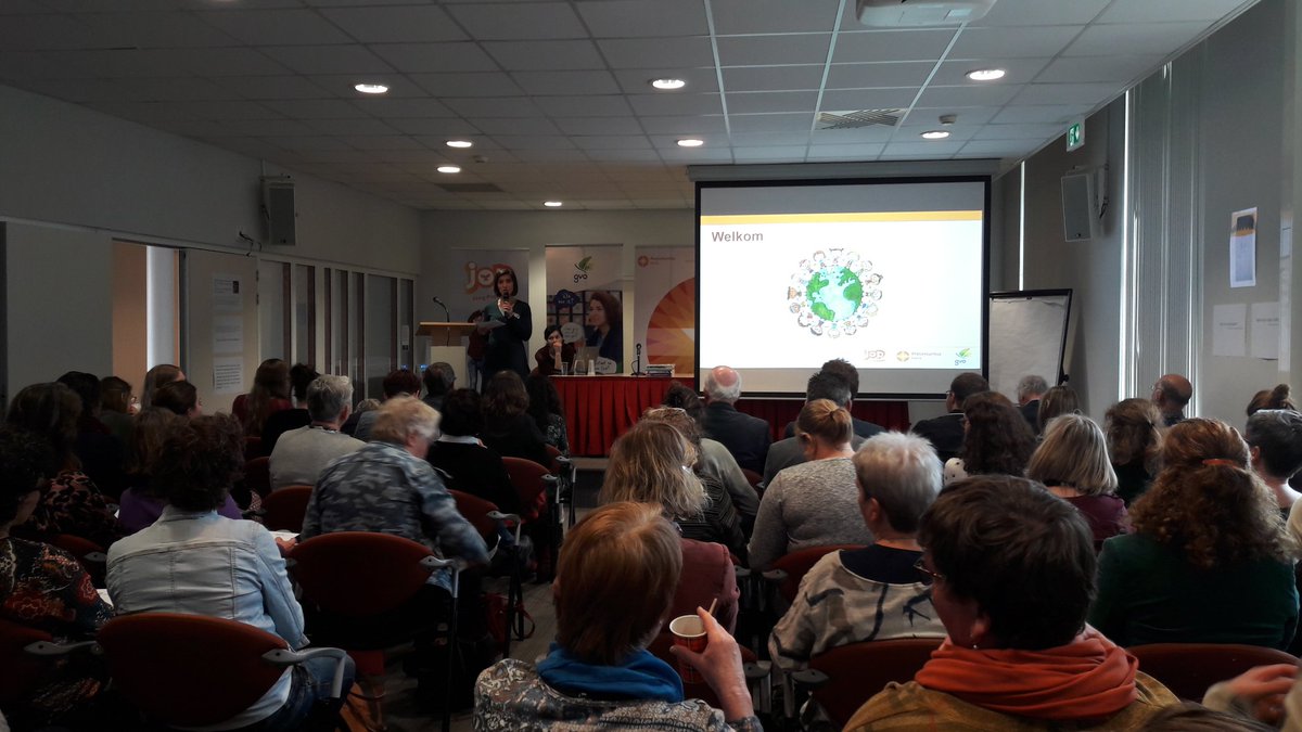 Godsbeelden van kinderen en jongeren. Het symposium is gestart met een zaal vol PCGVO docenten, kerkelijk werkers en predikanten. In de zaal hangen mooie uitspraken van kinderen @JOPpkn #pcgvo.