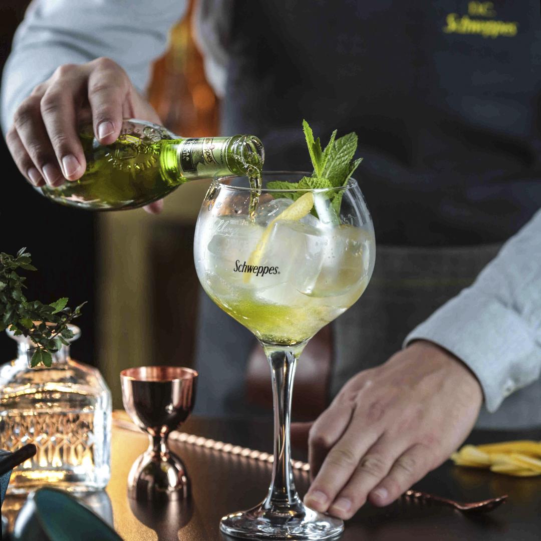 Schweppes_ES's tweet photo. Tónica & Matcha, la tónica que acompañará tus momentos más premium esta primavera. #SchweppesAlwaysCurious #GinTonic #TonicaSchweppes #TonicaMatcha https://t.co/LspSwqpCY7