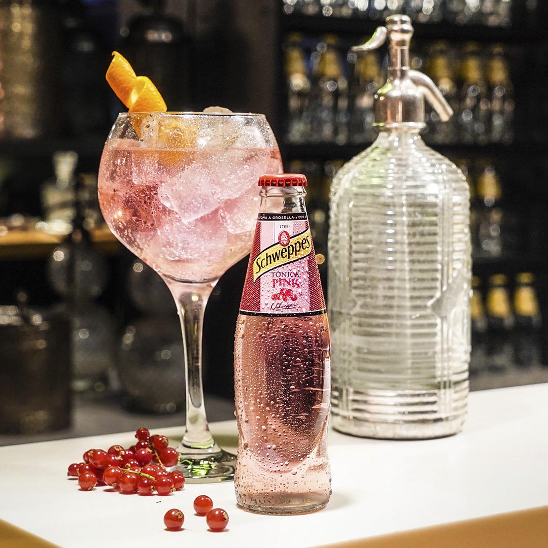 Schweppes_ES's tweet photo. Siente el sabor de la grosella mezclándose en tu boca con las burbujas más duraderas con #SchweppesPink #SchweppesAlwaysCurious #GinTonic https://t.co/ASHQFZr6O2