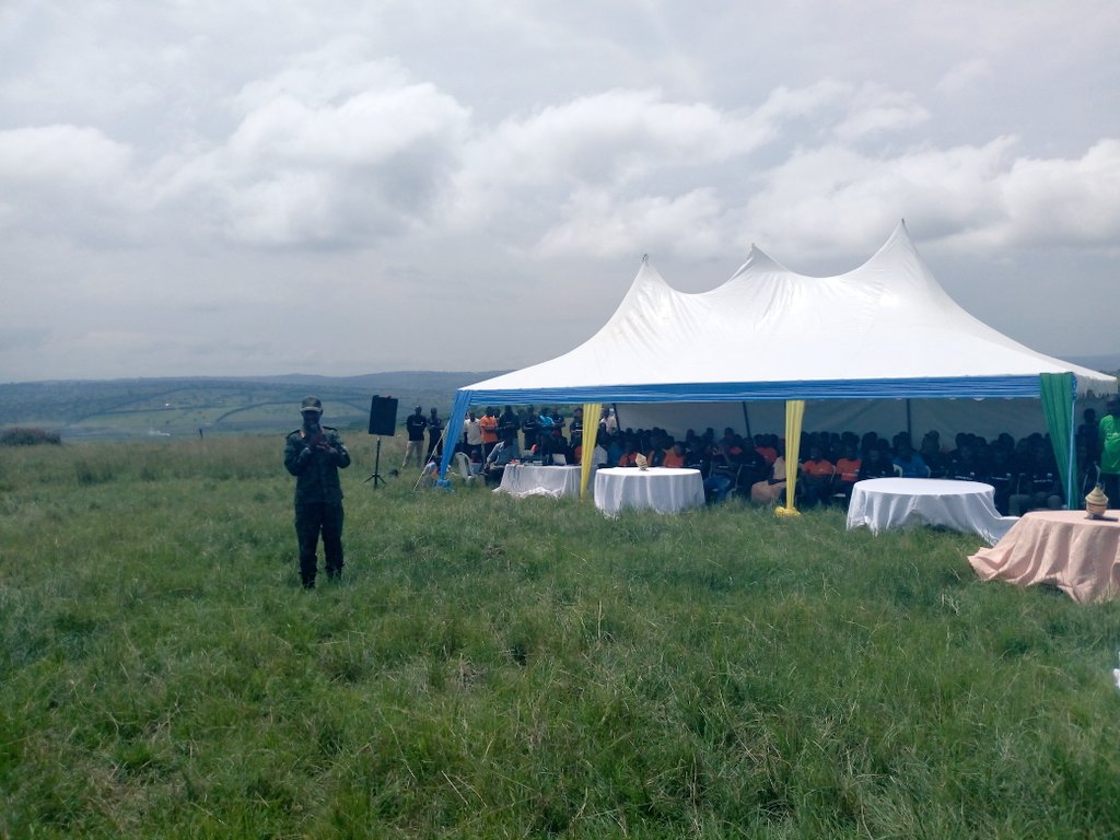 IBUKAYouth's tweet photo. Umuyobozi w'ingabo mu ntara y'iburasirazuba Gen. MUBARAKA Muganga wifatanije n'urubyiruko rwa AERG na GAERG gusoza ibikorwa bya #AERGGAERGWEEK2019 yabibukije ko tugomba kurangwa n'ubutwari dukoresha ubushobozi dufite tugaragaza ukuri ku Gihugu cyacu tubinyujije muri #SocialMedia https://t.co/0XgzEk5VyK