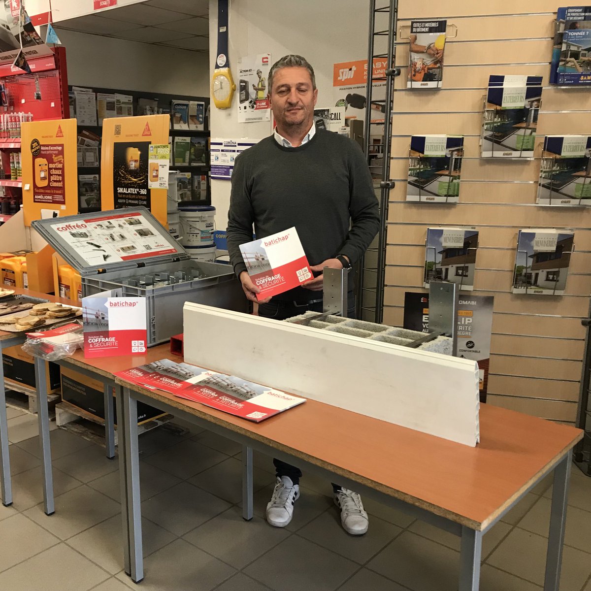 batichap's tweet photo. Notre responsable commercial Dimitri #Sabot animait et présentait nos produits lors de la matinée bleue #Samse - #Matériaux de #construction et #Outillage #LePouzin. Une belle réussite pour notre partenaire.
#Batichap👷🏽♀️👷🏼♂️ https://t.co/myGbPkzEcc