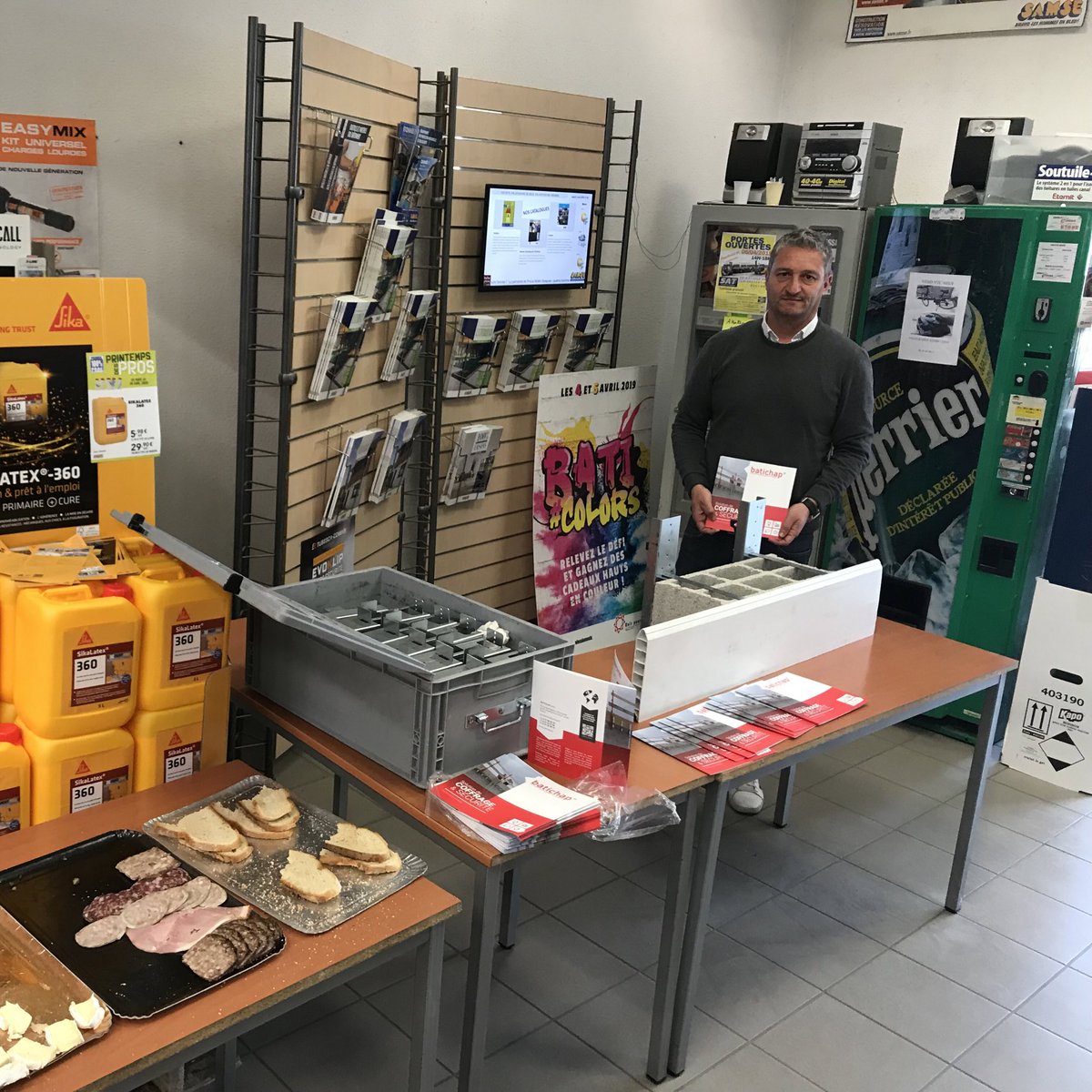 batichap's tweet photo. Notre responsable commercial Dimitri #Sabot animait et présentait nos produits lors de la matinée bleue #Samse - #Matériaux de #construction et #Outillage #LePouzin. Une belle réussite pour notre partenaire.
#Batichap👷🏽♀️👷🏼♂️ https://t.co/myGbPkzEcc