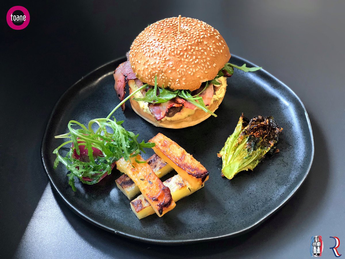 #Hamburger de saucisse fraîche de montagne, lard paysan grillé et « vieux rodez », pomme façon pomme-neuf, tomate snackée, sucrine braisée et oignon au vin rouge... #toane #restaurant #menu #lyon #grezieu #lyonresto