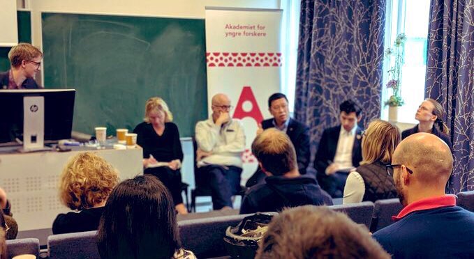yngreforskere's tweet photo. Fullt hus når vi diskuterer #karriereveier for #phd i #Bergen i dag! Takk for debatten @margarethhagen_ @RektoratUiB @UiB @KennethHugdahl @saetveit & Iver Neptali Belle-Ramos @BergenChamber #UiBdoc https://t.co/ifXhRFwZz0