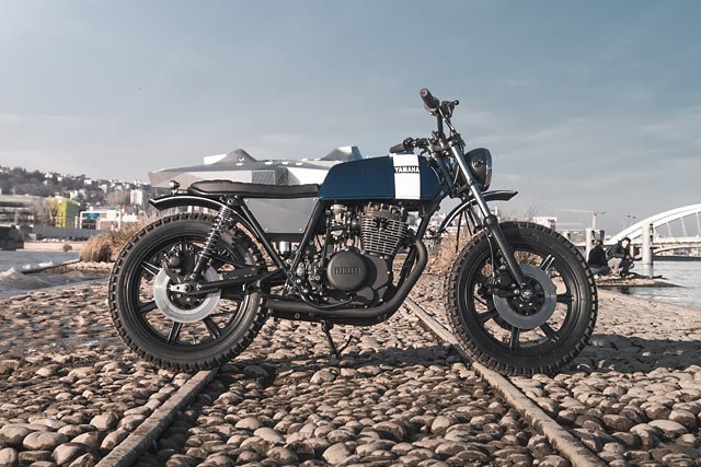 pipeburn's tweet image. RIDE THE DRAGON. Panache Custom’s ‘Falkor’ Yamaha XS360 Scrambler pipeburn.com/home/2019/04/0… #Yamaha #XS360 #Scrambler #Custom #Motorcycle #Pipeburn #Panache #France