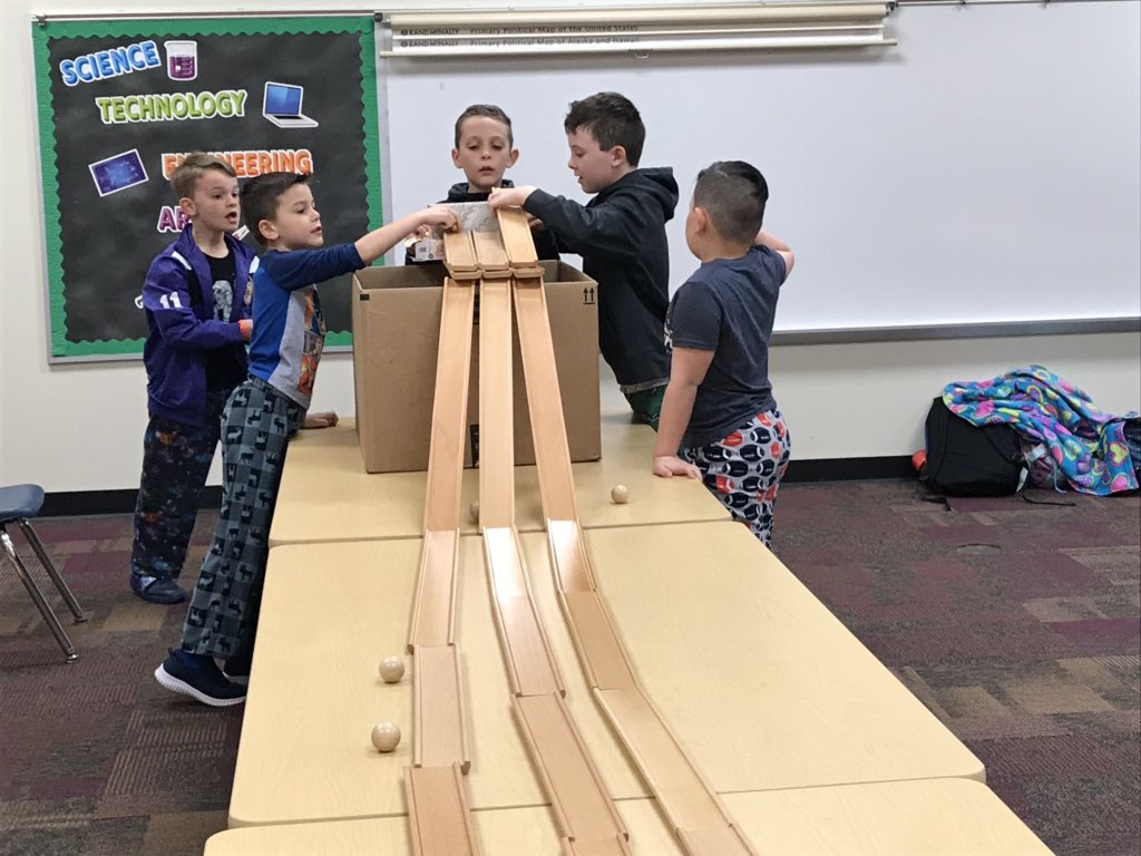 N8IVEQC's tweet photo. 3rd graders are collaborating and creating this morning in STEAM Club! #ErbsClass #CastnerKids @StallingsES @UCPS_MonroeNC https://t.co/Mi412i9dWk