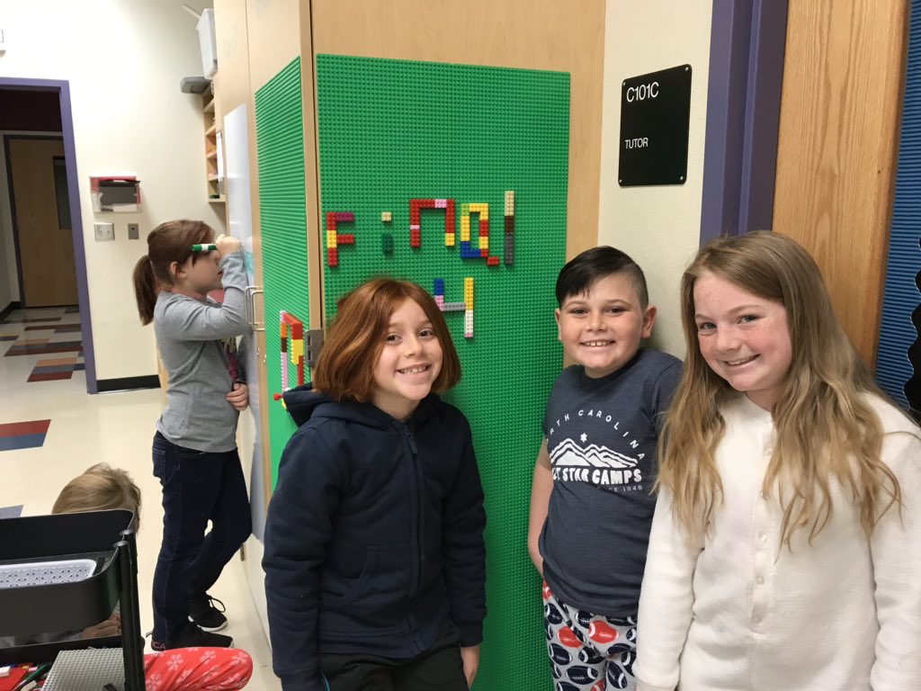 N8IVEQC's tweet photo. 3rd graders are collaborating and creating this morning in STEAM Club! #ErbsClass #CastnerKids @StallingsES @UCPS_MonroeNC https://t.co/Mi412i9dWk
