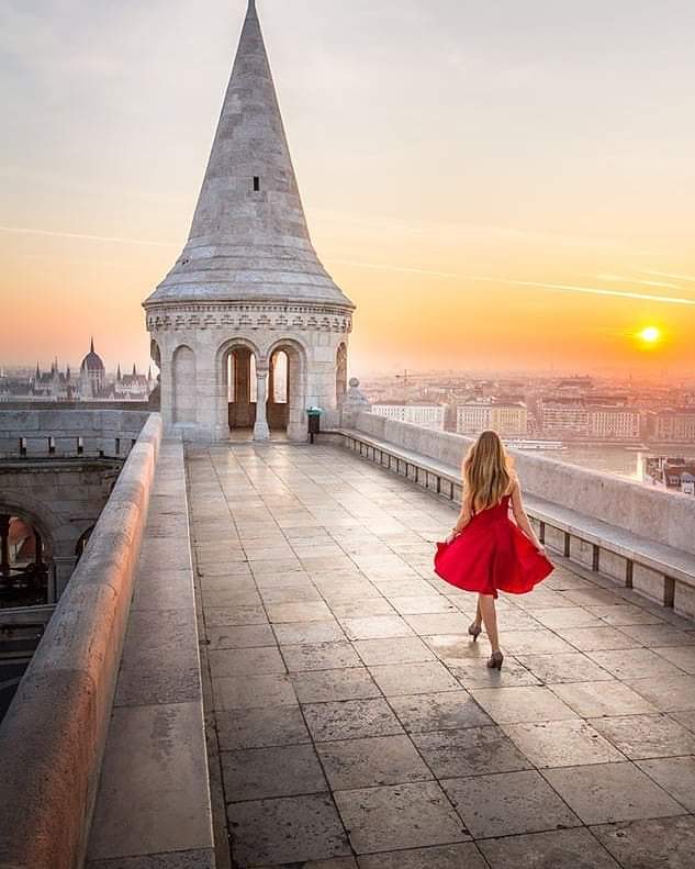 EscalaBudapest's tweet photo. The most beautiful catwalk of #Budapest at sunrise 😍
➡️ Follow our #FraserBudapestTips
.
#FraserBudapest #FrasersHospitality
#VisitBudapest #ExploreBudapest https://t.co/IIyly6xIja