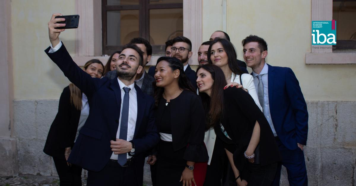 IBAITALY's tweet image. Ancora uno scatto della presentazione di IBA 2019 e consegna dei diplomi per Alumni IBA 2018. Foto di @Sn0WzX 
Manca poco alla chiusura delle candidature: bando e dettagli su ibacademy.it  e unisannio.it 

#ThinkInternational #IBAcademy