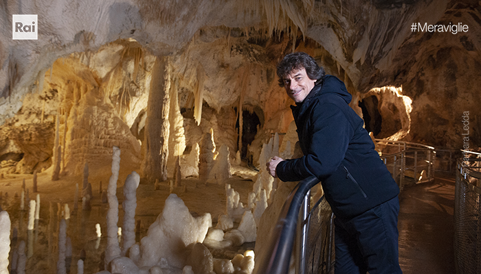 Stasera <a href="/albertoangela/">Alberto Angela</a> farà tappa nella Regione Marche, alle Grotte di Frasassi <a href="/frasassigrotte/">Grotte di Frasassi</a> per un viaggio attraverso le #Meraviglie della natura.
Appuntamento dalle 21.25 su <a href="/RaiUno/">Rai1</a> e <a href="/RaiPlay/">RaiPlay</a>
