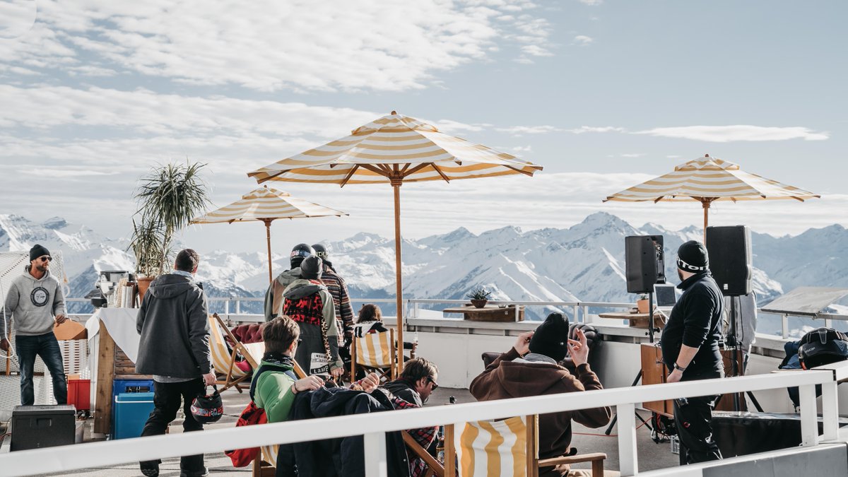bountyboards's tweet photo. The only risk in joining our #hackathon is that you might not wanna go home! Hack it up in the with other #boardsport enthusiasts + top coders during April 5-7 in the gorgeous mountain resort of #Laax. Show of hands who's coming? More info right here: https://t.co/iE6V2EkU6C https://t.co/kerx05Welh