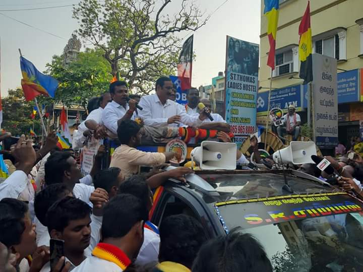 volfo4Thamil's tweet photo. மத்திய சென்னை வேட்பாளர் முனைமுனைவர் திரு. சாம்பால் அவர்களை ஆதரித்து, அண்ணன் மரு. அன்புமணி அவர்கள் சூளைமேடு பகுதிகளில் தீவிர பரப்புரை மேற்கொண்டுவருகின்றார்.

#Vote4Mango l #Vote4Sam l #PMK_ADMKAllience l #CentralChennaj l #Soolaimedu https://t.co/PgsdkVoifO