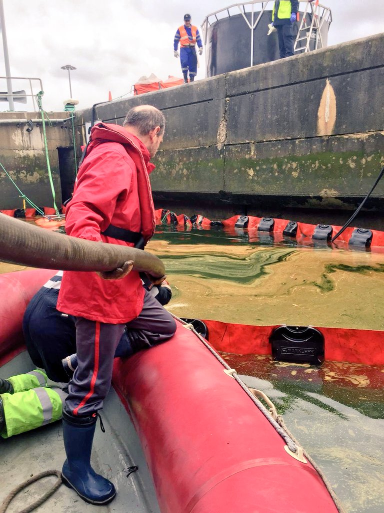 CRECantabria's tweet photo. Embarcación #M010 🚤 de @CRECantabria colabora con @salvamentogob y Autoridad Portuaria en la retirada del vertido contaminante vertido en #Raos8 en el Puerto de #Santander https://t.co/V62ZceLCjU