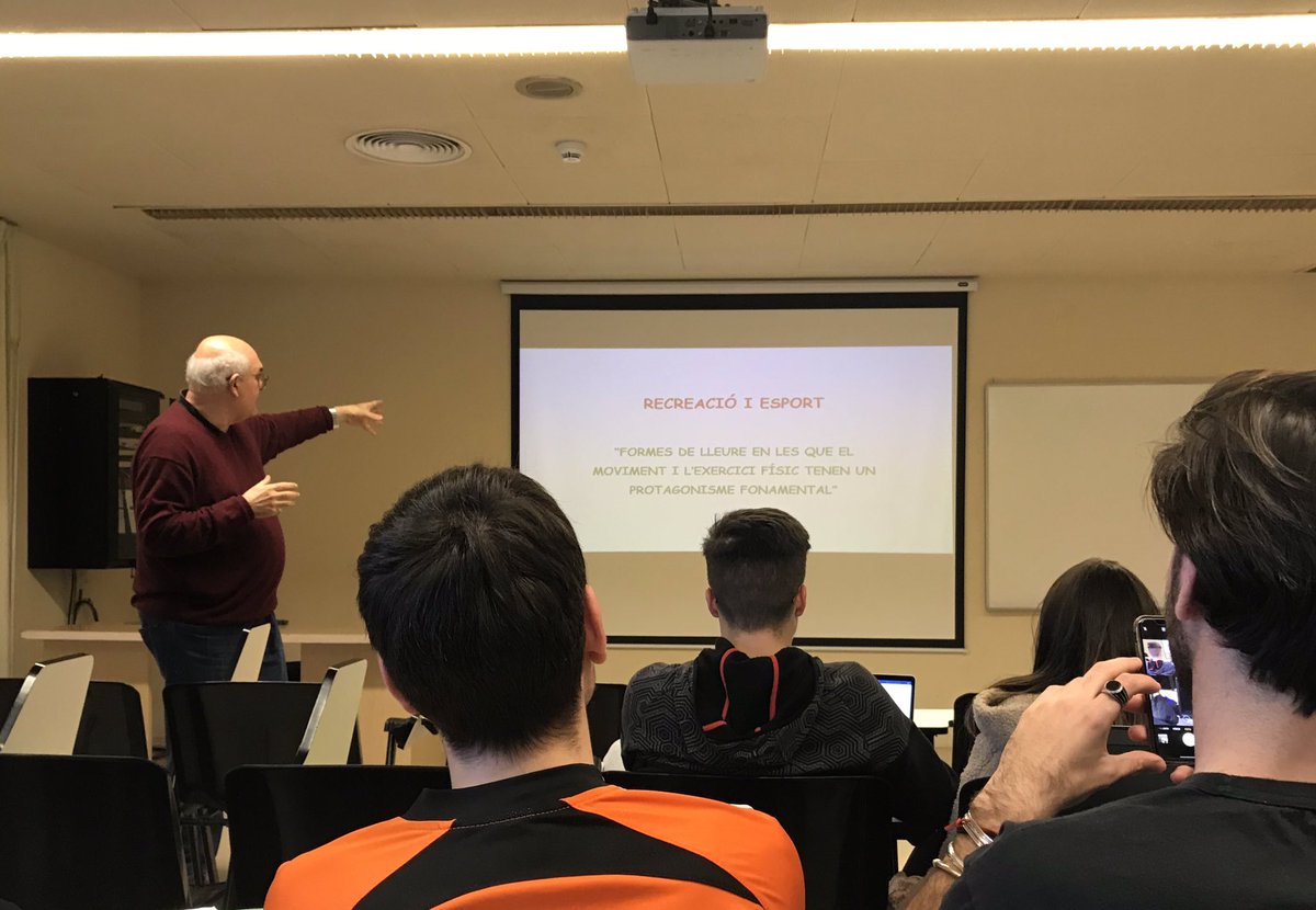 LosProgramador1's tweet photo. “En la recreació, l’objectiu central ha de ser el gaudi del client, però la diferència la marcarà el VALOR AFEGIT🌟 de la nostra proposta.”

@aboixedadm destacant la importància d’utilitzar la recreació com a vehicle d’impacte social🚙 . Molt interessant!!!

#2019TopProgram https://t.co/Pta5DRvu9r