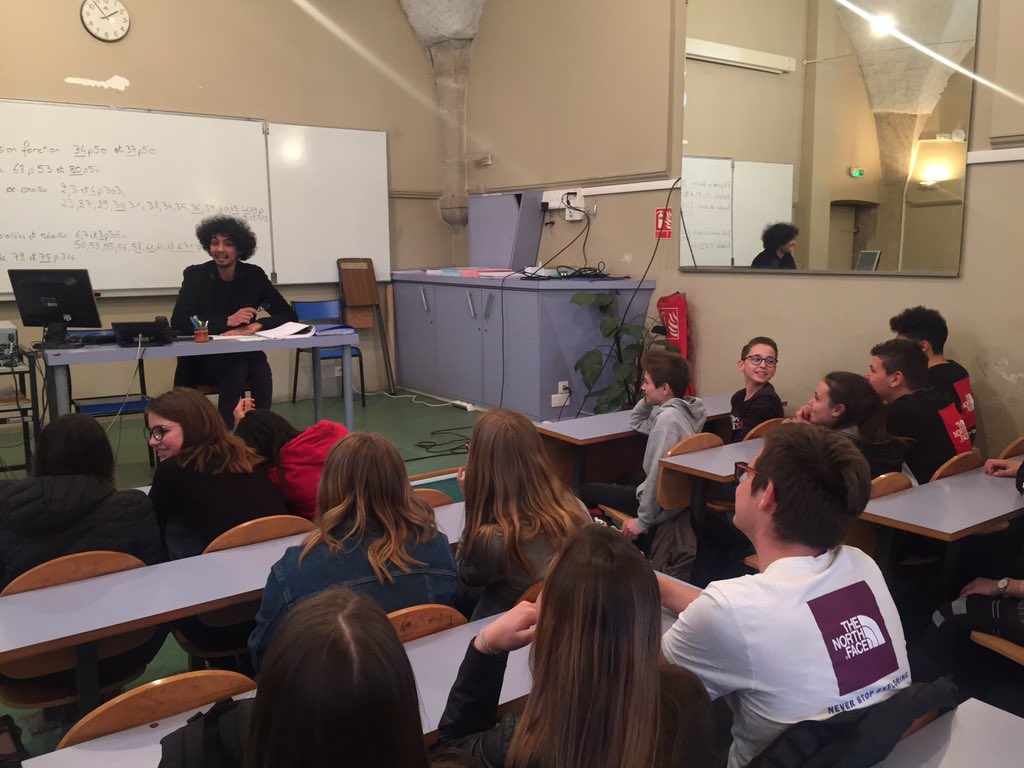 Ce mardi, l'humoriste <a href="/RedaSeddiki/">Ahmed Reda SEDDIKI</a> rencontre deux classes de 3e dans le cadre du festival de l'humour de Vienne. Rencontre organisée avec <a href="/mjcvienne/">MJCvienne</a> 
#humour #rire #rencontre #echange 
<a href="/VilledeVienne/">Ville de Vienne</a> <a href="/ledauphine/">Le Dauphiné Libéré</a> @dauphinevienne <a href="/Vienne38200/">Vienne38200</a> <a href="/avignonleoff/">welovevrs</a> @EducationFrance