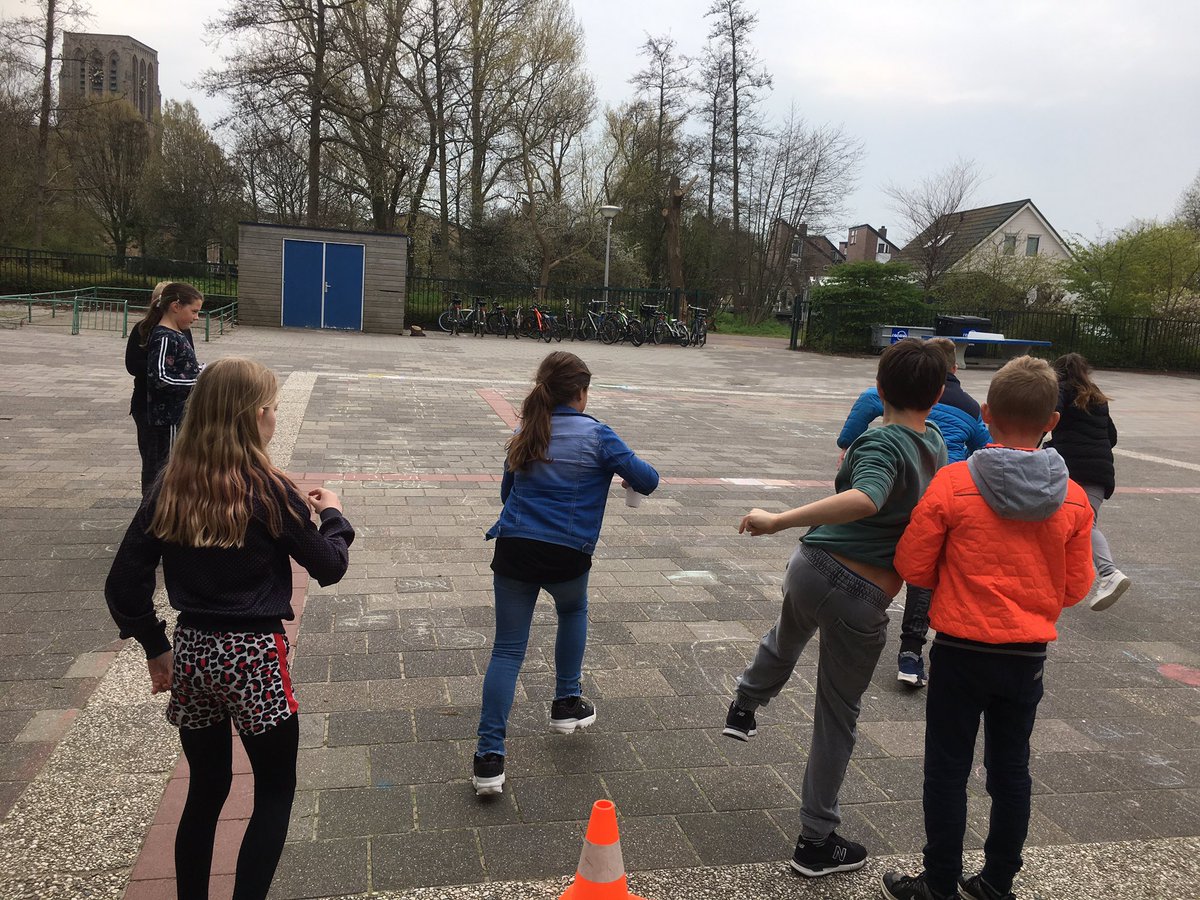 Enthousiaste leerlingen vd Achtsprong in actie bij bewegend leren #buitenlesdag <a href="/BewegendW/">BewegendLerenWestland</a>