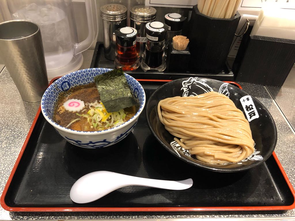 mug314's tweet photo. 人気店の長い待ち行列に期待した自分が愚かだった。
I should have had Ramen. https://t.co/5jgXfRwLNs