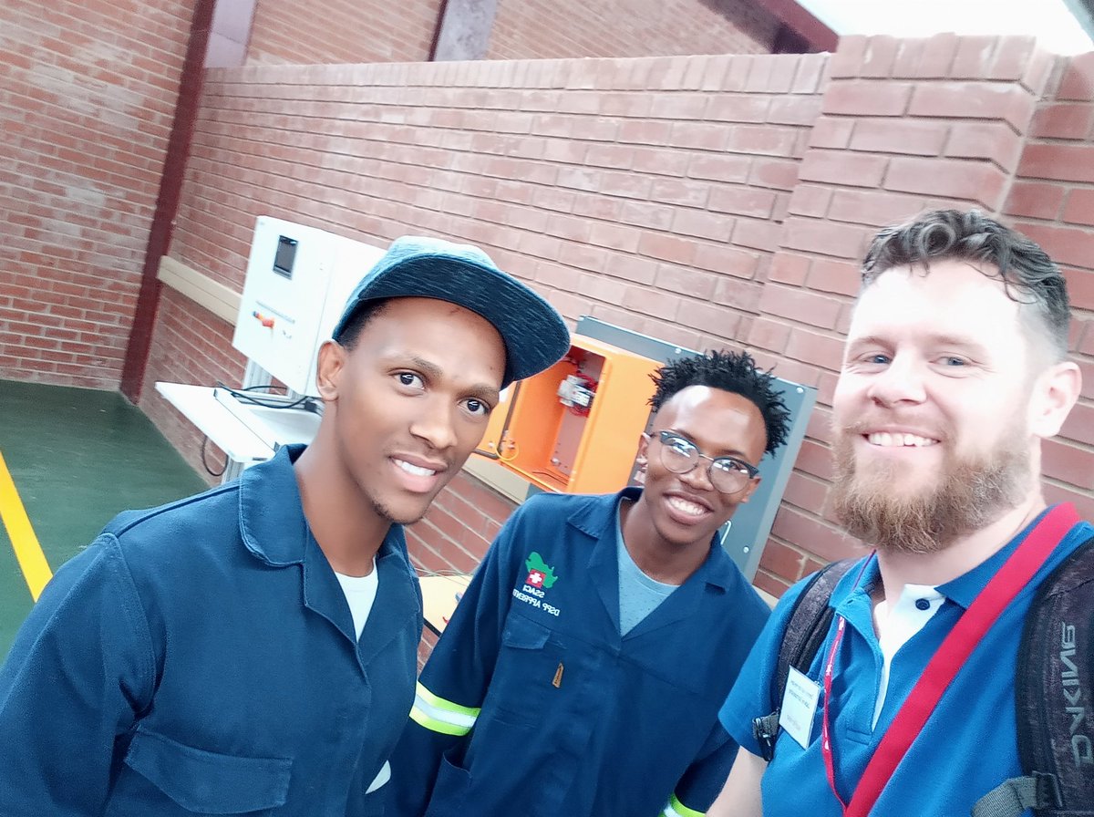 amenyo's tweet photo. Op bezoek bij TVET college (Zuid-Afrikaanse mbo instelling) met @Nuffic &amp; @NesoSouthAfrica. Groot feest! Opening door minister van Hoger Onderwijs. Veel meiden die met techniek bezig zijn 😀 @DMVogelaar @zadkine #ditismbo #metdeneusindeboter https://t.co/rFHltwQXxp