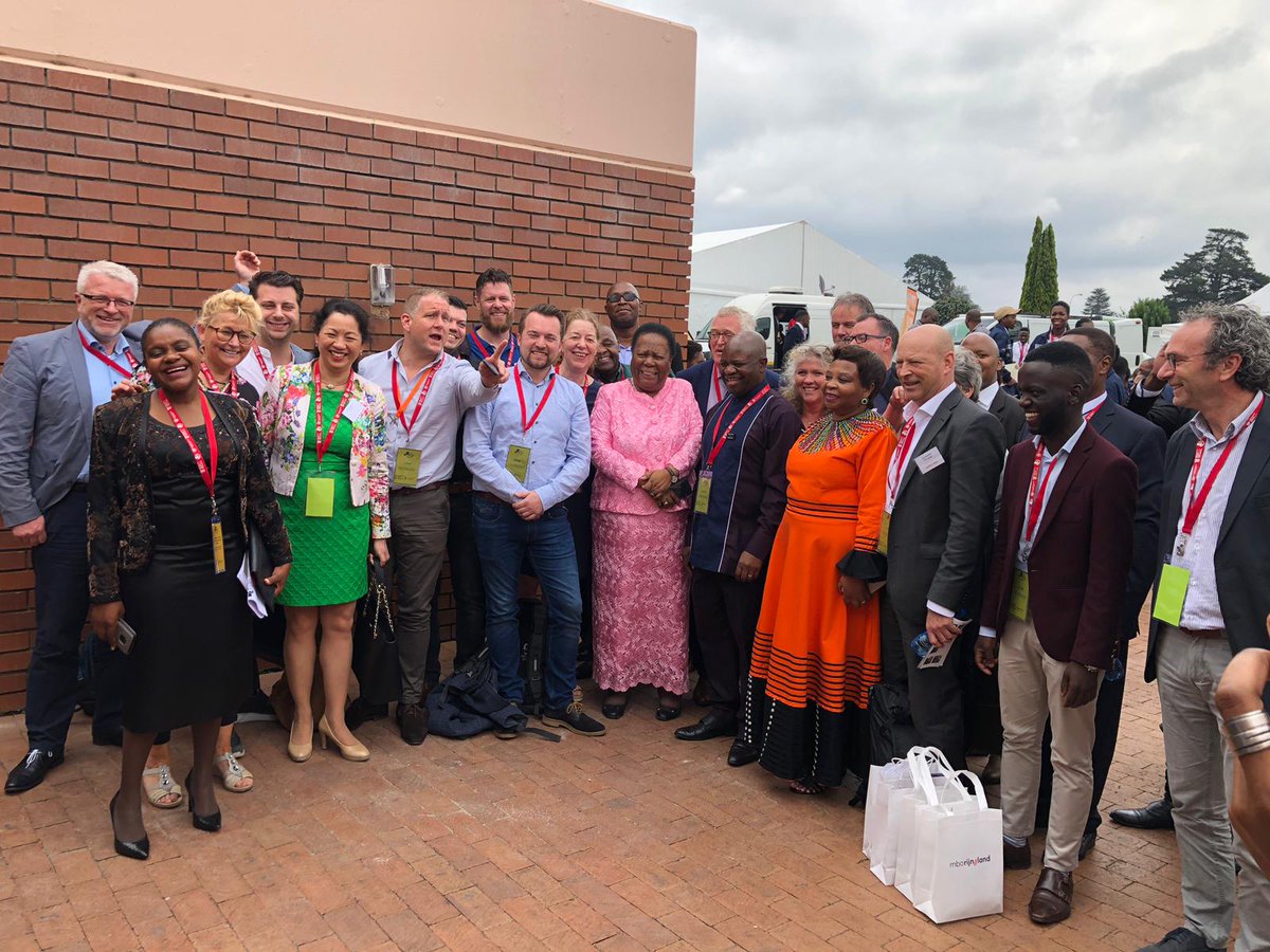 amenyo's tweet photo. Op bezoek bij TVET college (Zuid-Afrikaanse mbo instelling) met @Nuffic &amp; @NesoSouthAfrica. Groot feest! Opening door minister van Hoger Onderwijs. Veel meiden die met techniek bezig zijn 😀 @DMVogelaar @zadkine #ditismbo #metdeneusindeboter https://t.co/rFHltwQXxp