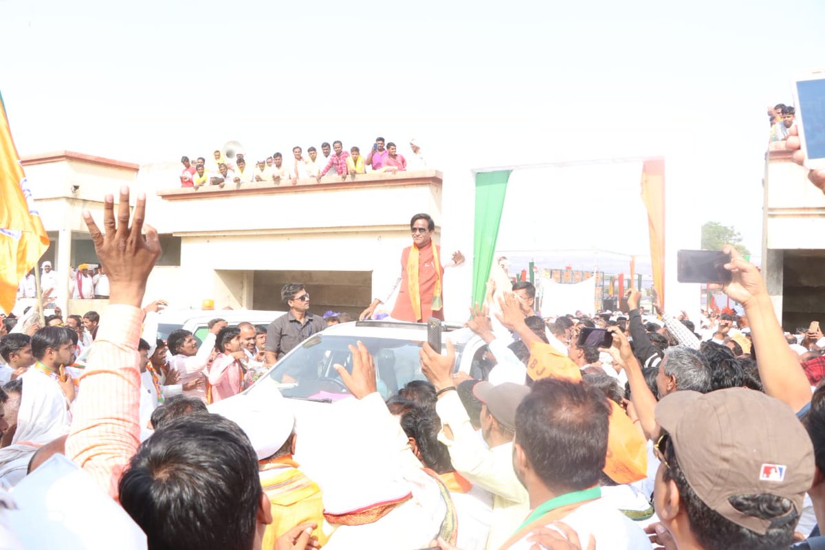 raosahebdanve's tweet photo. जालना लोकसभा उमेदवारी अर्ज सादर केला. यावेळी जमलेल्या जनसागर ज्यांच्या जीवावर मी 35 वर्ष राजकारण करतो.त्यांनी आज प्रगट केलेले प्रेम पाहून मी भारावून गेलो.
#जालनालोकसभा 
#Bharatbolemodimodi https://t.co/mheugK5MsO