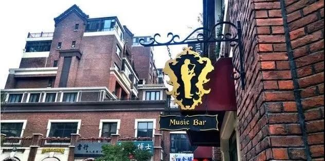 Datong also has an international-style London Street. Walking on the Street, the graffiti on the walls can be seen everywhere, showing a sense of creativity that is infinitely trendy, and people can't help but want to take a selfie with them. #VisitShanxi