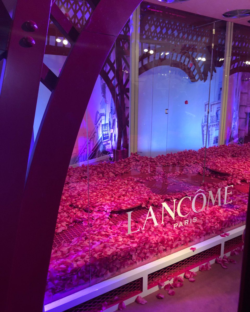 TrendyGirls10's tweet photo. La Maison Lancôme de este año tenía el lema Haz Feliz a Alguien y nosotras fuimos muy feliz asistiendo a este evento. Si queréis más felicidad...destapad el #post

🌹 https://t.co/BZpV1dRxAP🌹

#beauty #blogger #lancome #maisonlancome #hazfelizaalguien #lancomespain @LancomeNews https://t.co/cdgKkA4fte