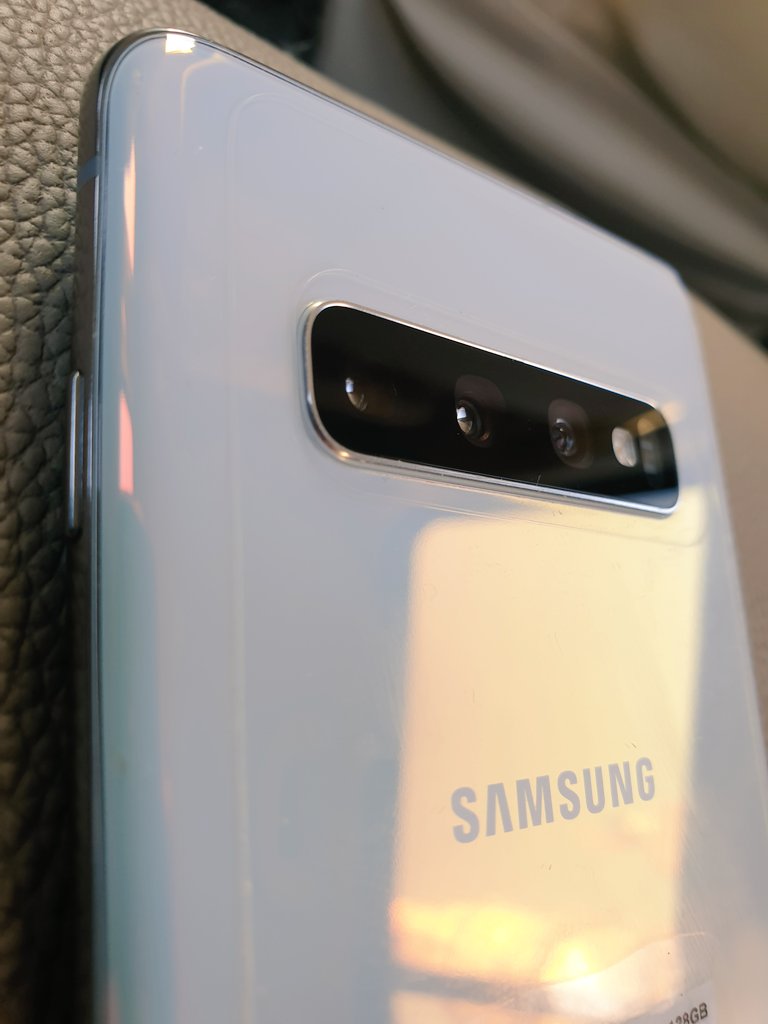 AbhishekMudgal_'s tweet image. Samsung Galaxy S10. What a motherfucking brilliant device. 🔥 #NotAPaidTweet