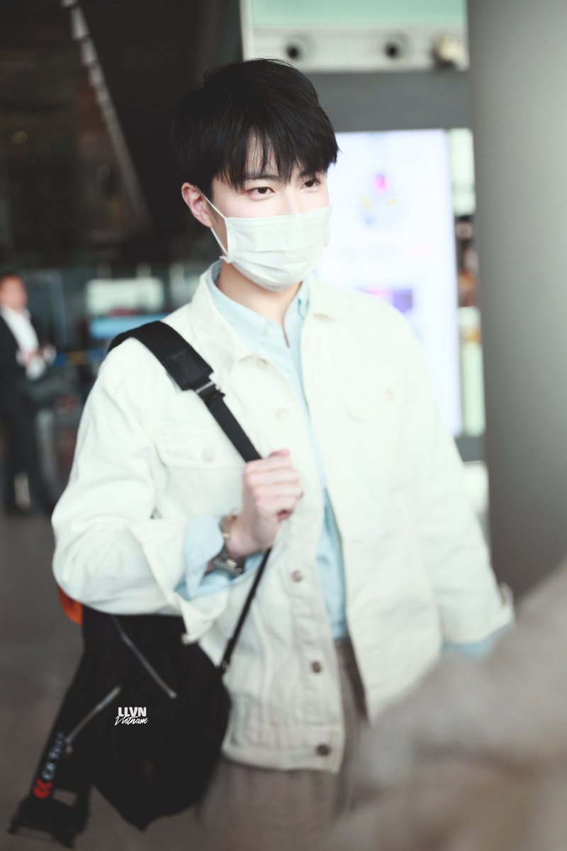 LeoLucasVN's tweet photo. 190331 北京🛫银川 - 야오왕 북경 공항
~ When your smile...
❤️I want to tell you, I love you very much ❤️~
#明望 #LeoLucas #姚望 #야오왕
-PLEASE DON'T CUT MY LOGO- https://t.co/O9VVstljzP