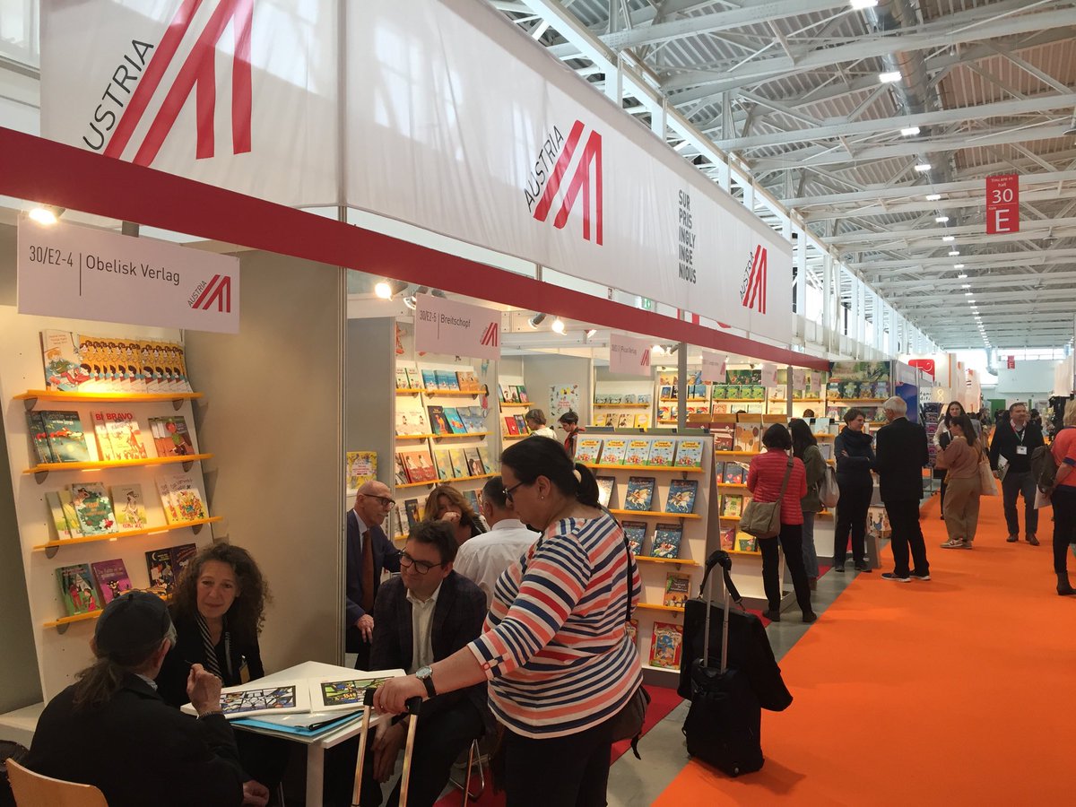 GregorPostl's tweet photo. Viel los bei der #Kinderbuchmesse in Bologna @BolognaChildrensBookFair beim österr. Gruppenstand in der Halle (neu errichtet von @Strabag) 30 E/2. ⁦@wko_aw⁩ https://t.co/sQvVtM8h4J