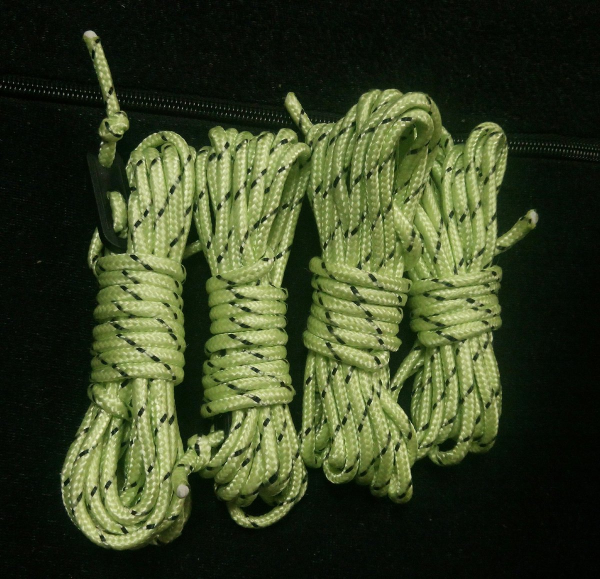 O Xrhsths ぱた W400 Sto Twitter 100均で買ったガイロープ2本 7mもあったから半分に切って4本出来た 手持ちのガイロープで細くて頼りないのがあったから自在金具を移植 こっちを使おう W
