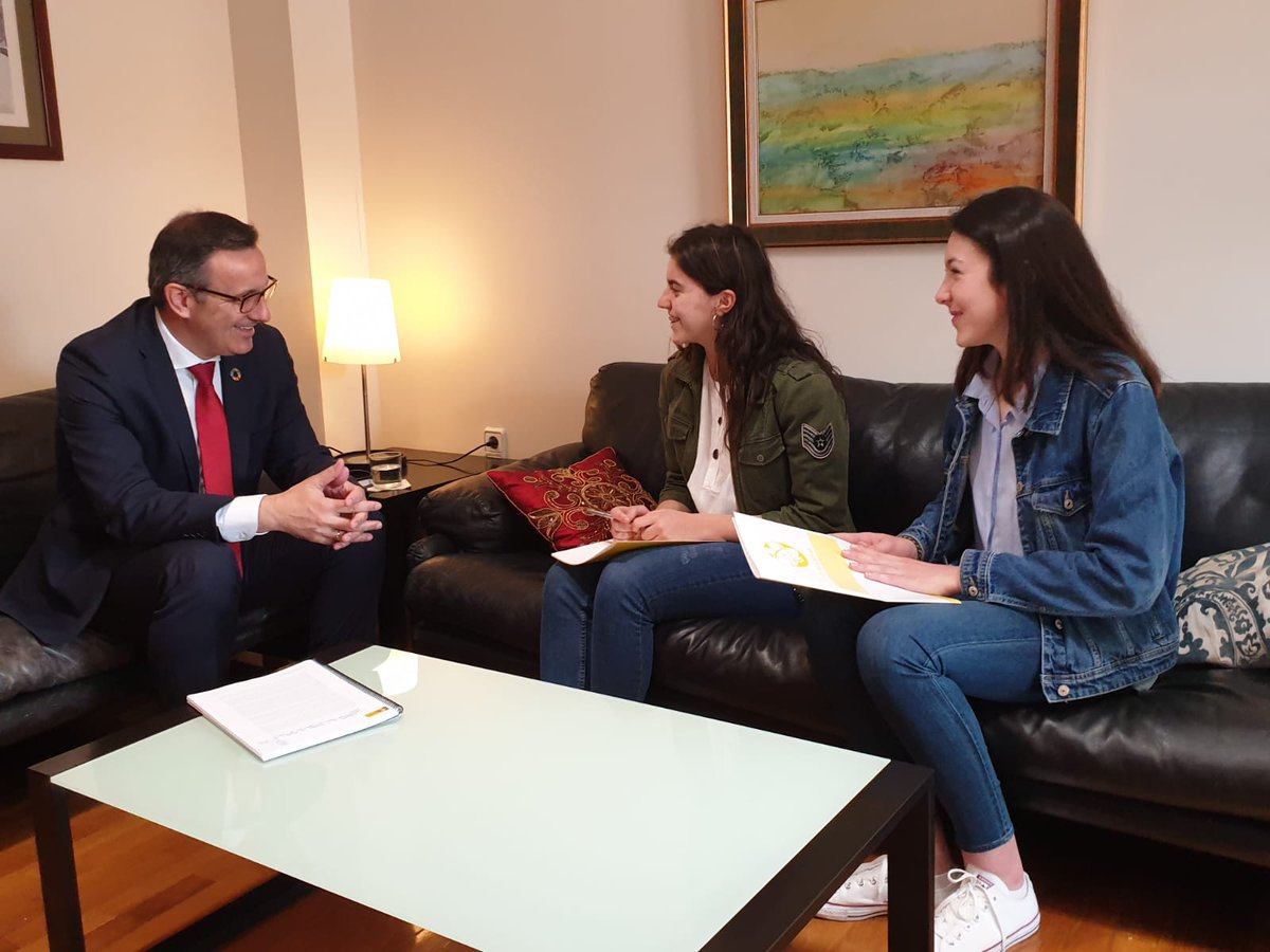 PSOE_RM's tweet photo. Esta mañana hemos recibido una visita muy especial

📝Tres alumnos de @invesalbares_ de #Cieza
han entrevistado a

👉@diegoconesa 
nuestro candidato a la presidencia de la #RegiónDeMurcia

Lo han hecho para el concurso "El País de Los Estudiantes"
de @el_pais

¡Mucha suerte! 🥰 https://t.co/jG5ZD9YfXh