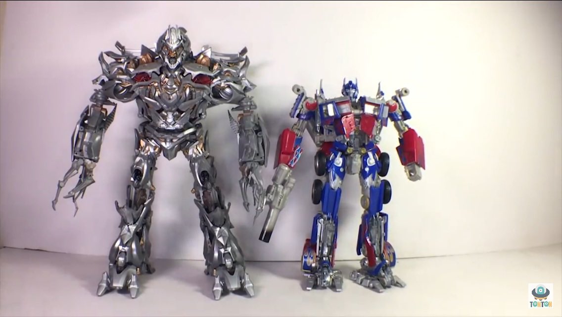 公式の設定ではオプティマスとメガトロンの身長は28フィートと35