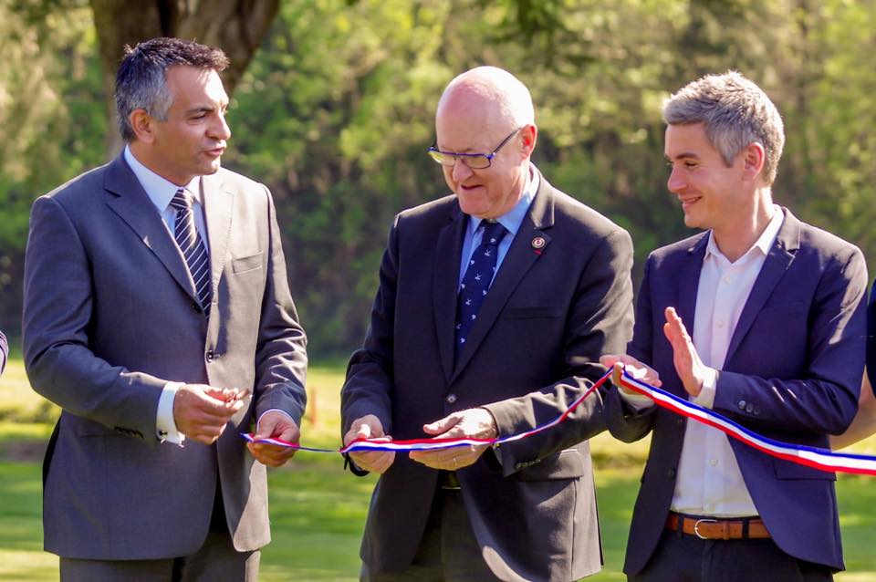 SebastienLeroy_'s tweet photo. Je suis heureux d’avoir pu procéder avec Jean-Lou Charon, président de la @ffgolf, à l’inauguration de la nouvelle pièce d’eau qui orne désormais l’entrée du #GolfOldCourse
Une magnifique réalisation qui #embellit l’un des plus beaux #joyaux historiques de #MandelieuLaNapoule ! https://t.co/FMKvCRif8g