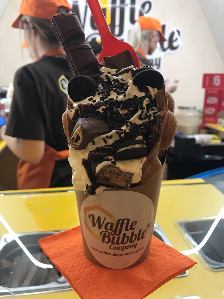 CCAsTermas's tweet photo. Alegra estos días grises con algo dulce. 🤤😋 Hoy te traemos este #WaffleBubble con #Oreo y #KinderBueno, ¿cuál es tu combinación preferida? https://t.co/Es7c0TvL62